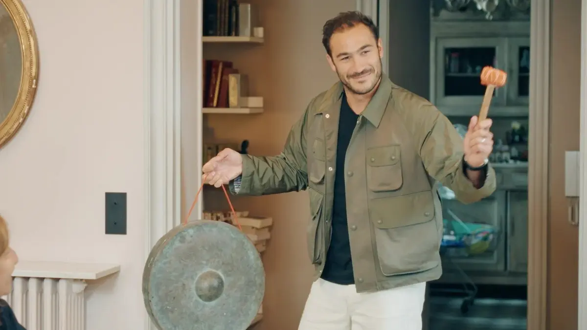 bg cover for L'Agence - L'immobilier de luxe en famille